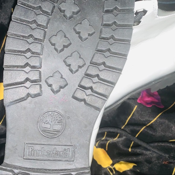 TIMBERLANDS IN BRIGHT WHITE WITH BLACK TRIM ! - Picture 4 of 5